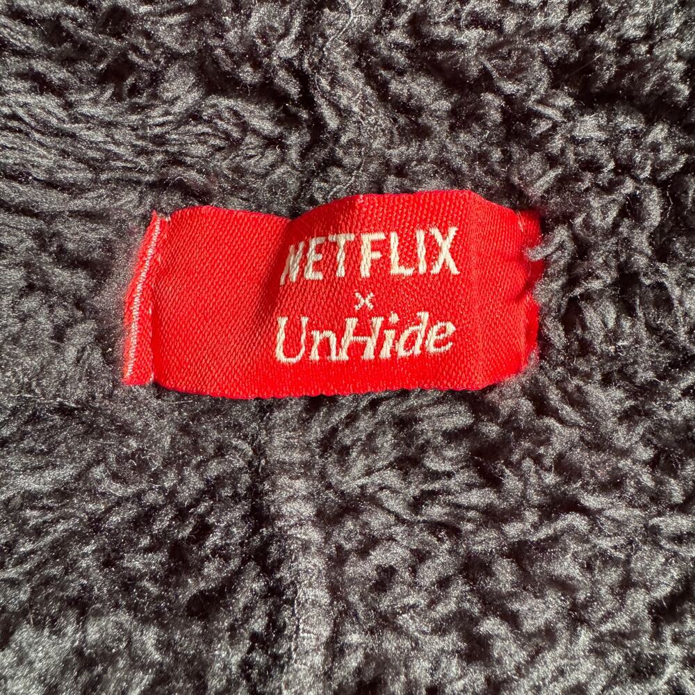 NETFLIX X UNHIDE No Fur All Chill Shleepy Binger Blanket Robe Black Hoody Cozy - Picture 8 of 12